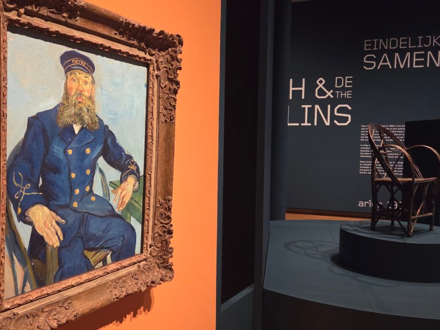 Vincent van Gogh, Postbode Joseph Roulin, 1888 (Museum of Fine Arts, Boston) met daarachter de originele stoel uit de collectie van het Van Gogh Museum (foto auteur)